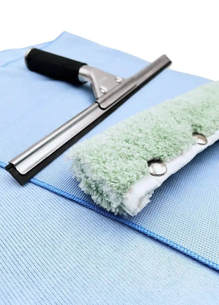 Fensterwischer und Mikrofaser-Reinigungstuch auf blauem Untergrund, professionelle Hygiene