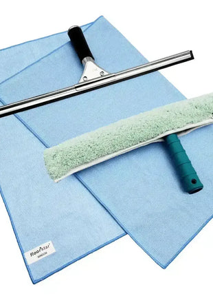 Fensterreinigungsset mit Abzieher, Wischer und zwei blauen Mikrofasertüchern auf weißem Hintergrund