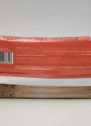 Rückseite einer verschlossenen Verpackung Feuchttücher, Barcode, Hygieneprodukt, roter Hintergrund.