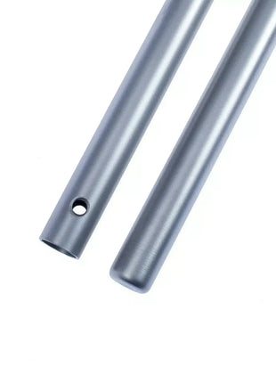 Zwei graue Aluminiumrohre, eines mit Bohrung, für Hygiene- oder Medizinprodukte