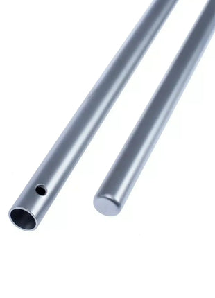 Zwei silberne Aluminiumrohre, glatt, hygienisch, medizinischer Zubehörartikel
