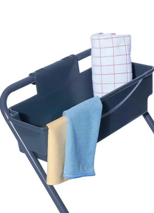 Putzwagen mit Eimer, Mikrofasertüchern und Reinigungstuch für professionelle Hygiene