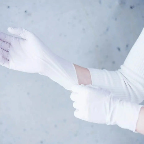 NITRAS WHITE WAVE, Nitril-Einmalhandschuhe, weiß (Farbcode: 1100), unsteril, Rollrand, puderfrei, hergestellt nach EN 455, für Lebensmittelkontakt, beidseitig tragbar (linke und rechte Hand), medizinische Handschuhe, mikrogeraute Fingerspitzen, Farbleitsystem für Größen, AQL 1,5, Schutz gegen Mikroorganismen, Bakterien und Viren, Box à 100 Stück