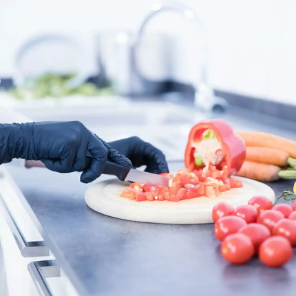 NITRAS BLACK WAVE, Nitril-Einmalhandschuhe, schwarz (Farbcode: 1000), unsteril, Rollrand, puderfrei, hergestellt nach EN 455, für Lebensmittelkontakt, beidseitig tragbar (linke und rechte Hand), medizinische Handschuhe, mikrogeraute Fingerspitzen, Farbleitsystem für Größen, AQL 1,5, Schutz gegen Mikroorganismen, Bakterien und Viren, Box à 100 Stück