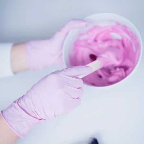 NITRAS PINK WAVE, Nitril-Einmalhandschuhe, rosa (Farbcode: 6300), unsteril, Rollrand, puderfrei, hergestellt nach EN 455,beidseitig tragbar (linke und rechte Hand), medizinische Handschuhe, mikrogeraute Fingerspitzen, Farbleitsystem für Größen, AQL 1,5, Schutz gegen Mikroorganismen, Bakterien und Viren, Box à 100 Stück