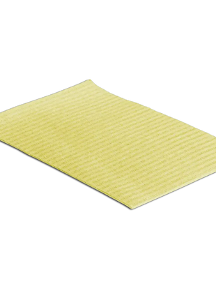 Gelbes Einweg Wischtuch für Hygiene, Reinigung und Desinfektion, isoliert auf Schwarz