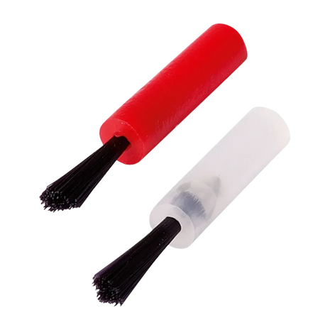Zwei Applikatorpinsel für Hygieneprodukte, einer mit roter und einer mit transparenter Kappe