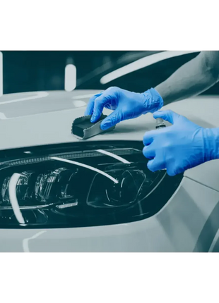 Blaue Einweghandschuhe schützen Hände beim Reinigen eines Autoscheinwerfers, Hygiene Produkt