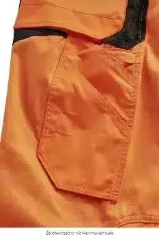 Detailaufnahme orange Arbeitshose mit robustem Werkzeugfach und Hammerschlaufe