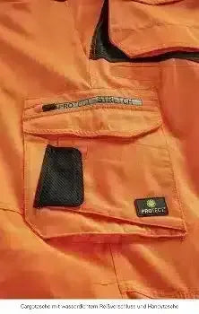 Detailaufnahme orange Arbeitshose mit Reißverschlusstasche und Handyfach, robuste Berufsbekleidung