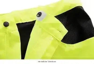 Detailaufnahme gelbe Schutzkleidung mit Druckknöpfen, atmungsaktives Material, Hygienebedarf