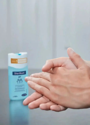 Hände werden mit Sterillium Gel desinfiziert, Hygiene Desinfektionsmittel für professionelle Handdesinfektion