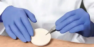 Medizinische Handschuhe, Pinzette, runde Wundauflage auf Haut, Hygieneprodukt