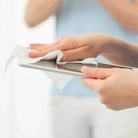 Hand wischt Tablet mit Reinigungstuch, Hygiene, Desinfektion, professionelle Sauberkeit