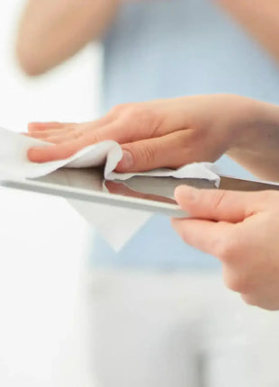 Hygienetuch reinigt Tablet, Desinfektion, professionelle Hygiene, keimfreie Oberfläche
