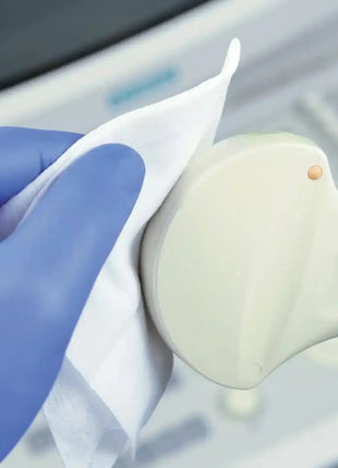 Handschuhe reinigen medizinisches Gerät mit Hygienetuch, Desinfektion, Medizinprodukte