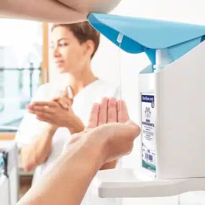 Moderner Kunststoffspender zur Wandmontage für die Benutzung von hygienischen Einweggebinden mit Einmalpumpen mit langem Auslauf, welche die zeitaufwändige Aufbereitung überflüssig macht.