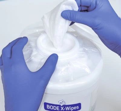 BODE X-Wipes Desinfektionstücher aus Spender mit blauen Einmalhandschuhen