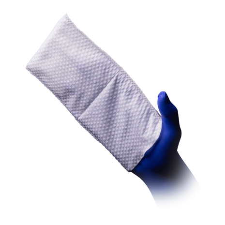 Weiße Desinfektionstücher in blauer Einmalhandschuh-Hand, ideal für professionelle Pflege und Hygiene