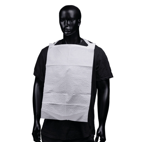 Weiße Einweg-Schutzschürze für Pflege und medizinische Anwendungen, getragen von Mannequin