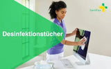 Frau reinigt Monitor mit Desinfektionstüchern im modernen Büro, Hygiene Produkt