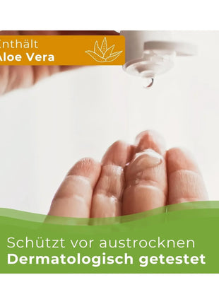 Handdesinfektionsgel mit Aloe Vera wird auf Hand aufgetragen, dermatologisch getestet