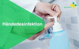 Hand benutzt Händedesinfektionsmittel Spender im Badezimmer, Hygiene, Infektionsschutz