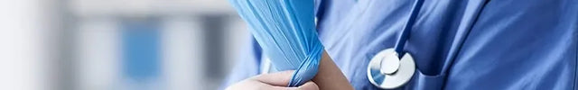 Medizinisches Fachpersonal zieht blaue Nitrilhandschuhe für Hygiene und Schutz an
