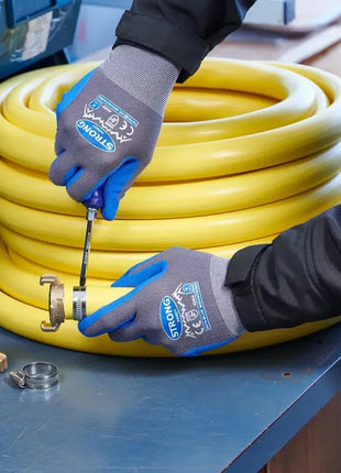 Arbeitshandschuhe blau Nitril, Montage an gelbem Schlauch, Schutz Handschuhe Industrie