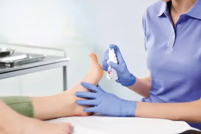 Anwendung von octenisept wunddesinfektion von Personal zu Patient